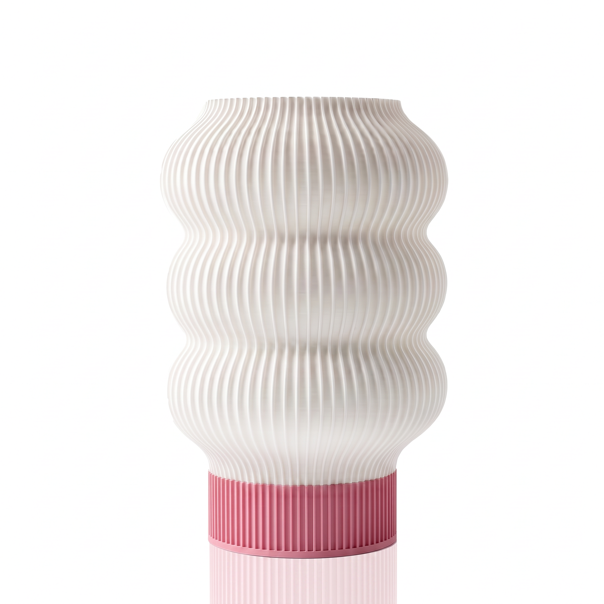 Lampe de table Lumya sculpturale à trois volumes nervurés, base rose